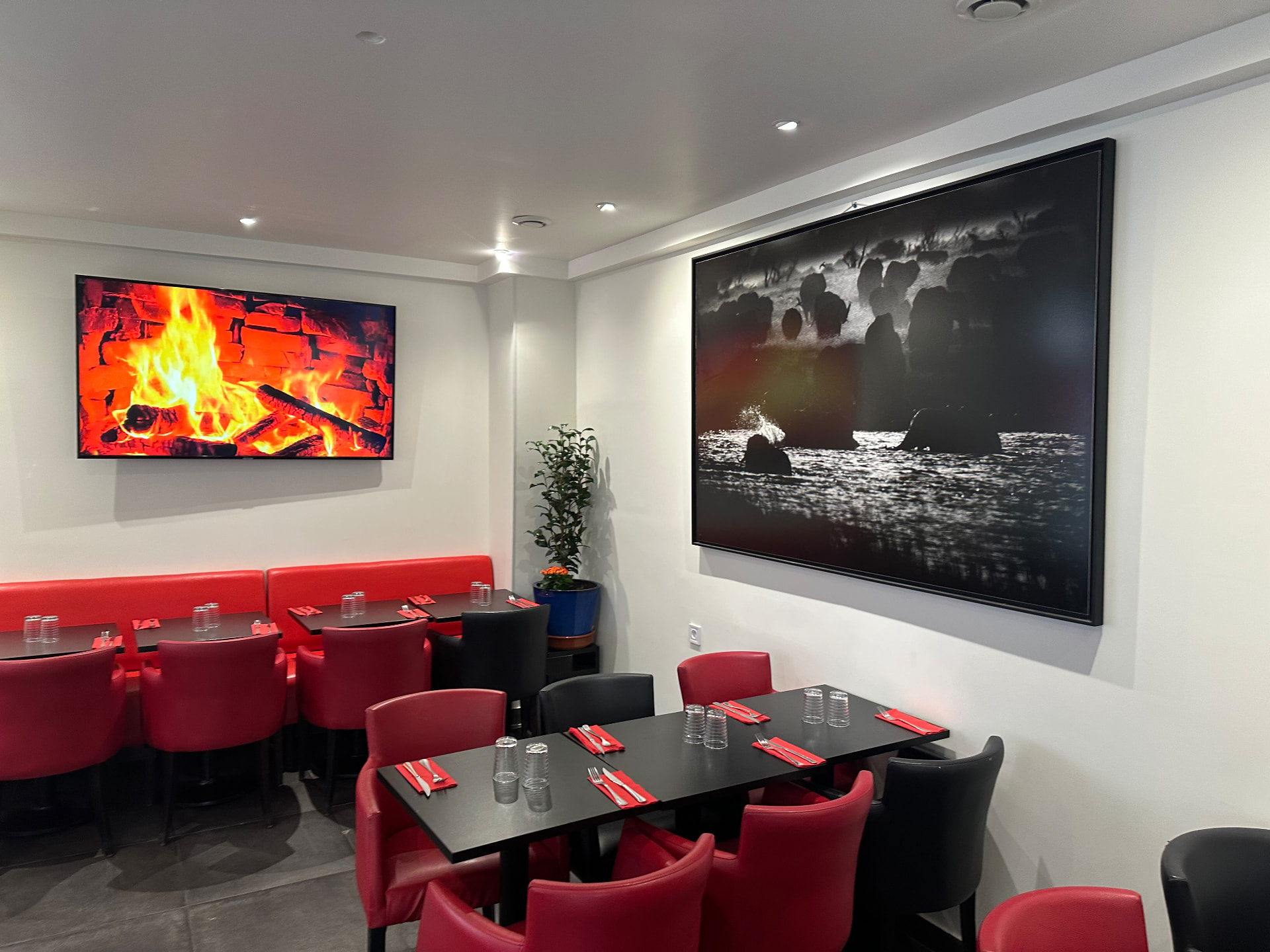 Tables dressées dans la salle du restaurant ZAMA, prêtes à accueillir les clients