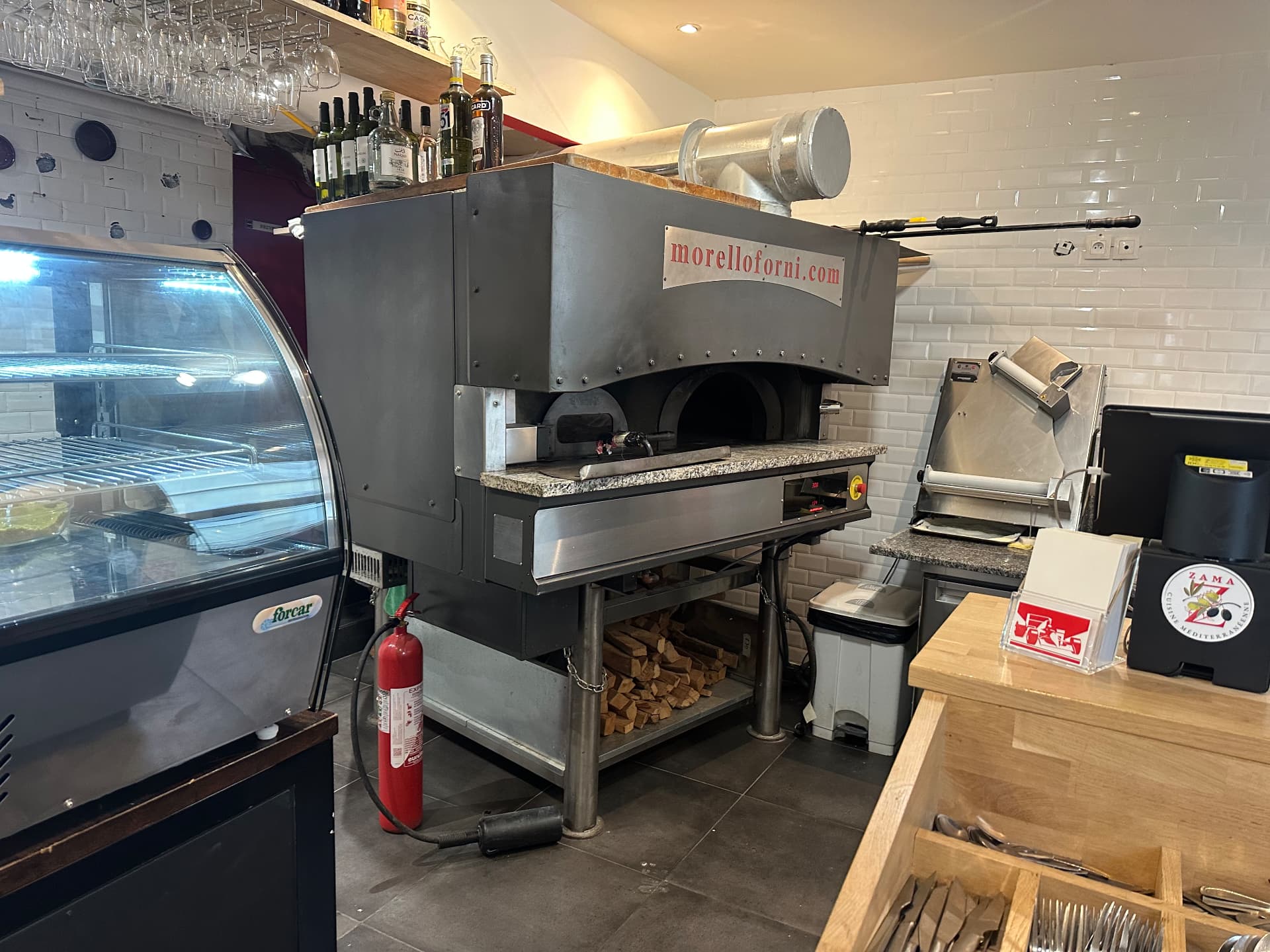Cuisine de ZAMA avec le four Morello Forni et la machine de préparation de la pâte à pizza