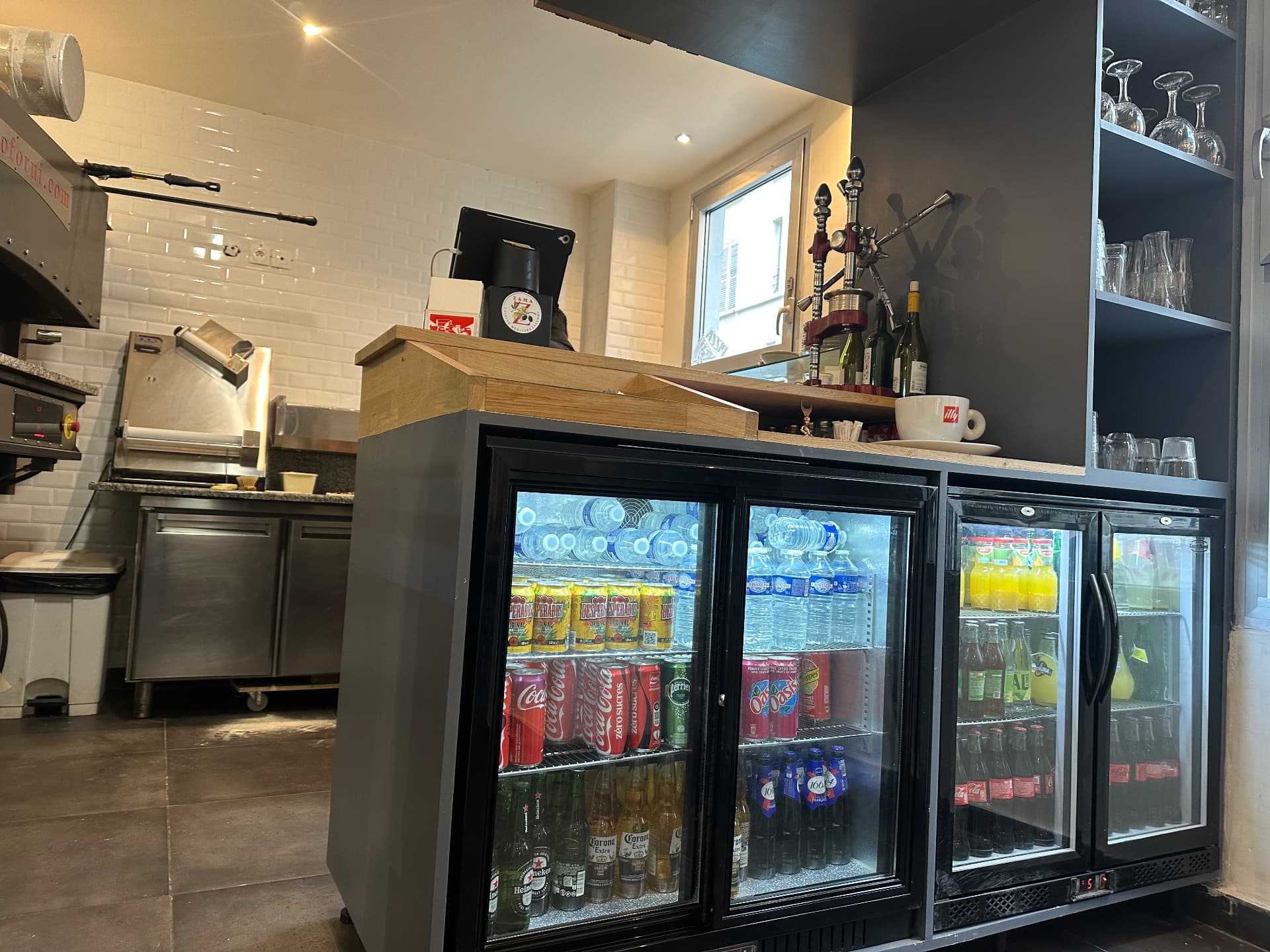 Comptoir du bar et boissons du café-restaurant ZAMA, rue Daguerre