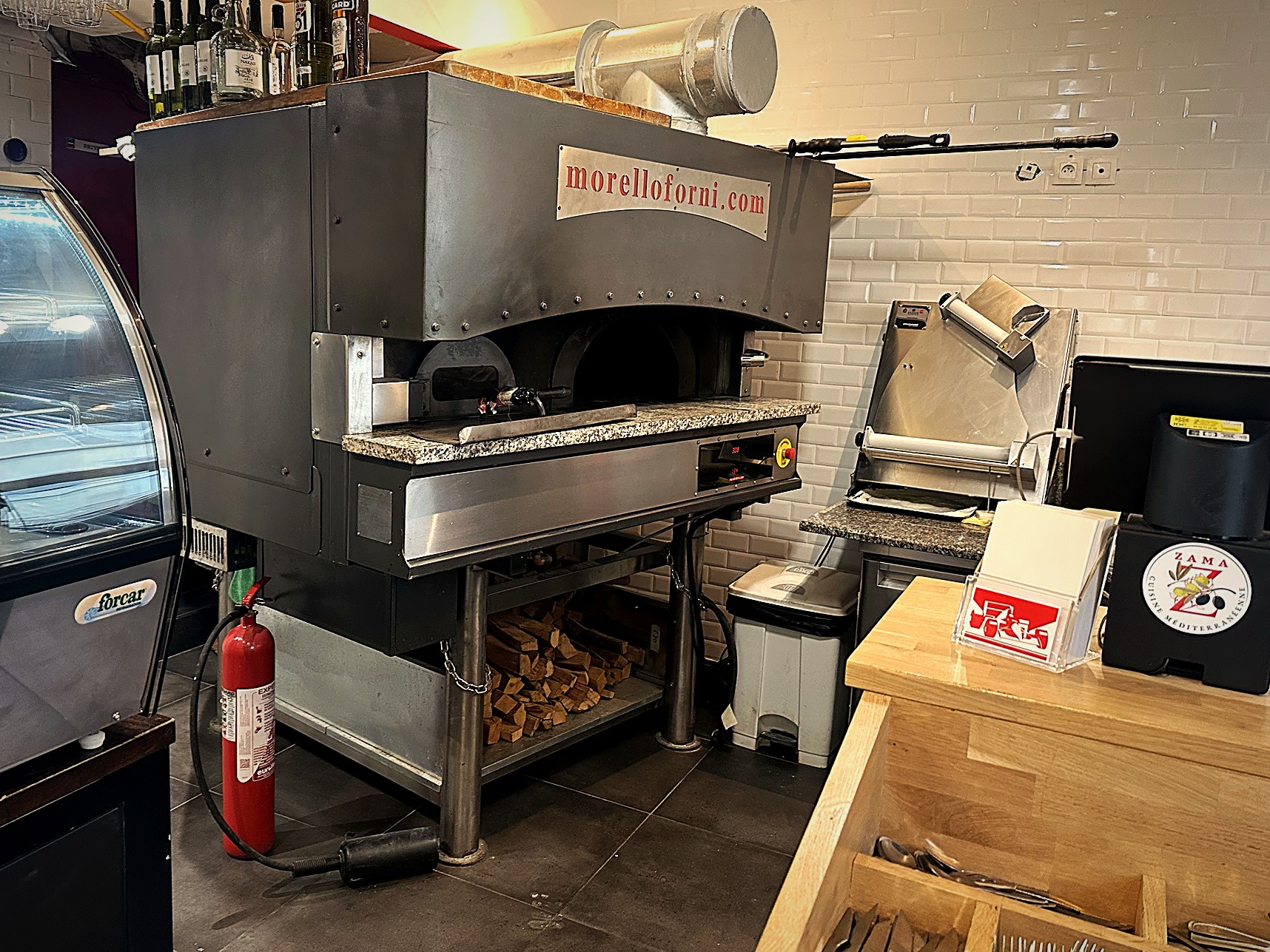 Four professionnel Morello Forni au restaurant ZAMA, utilisé pour les pizzas au feu de bois